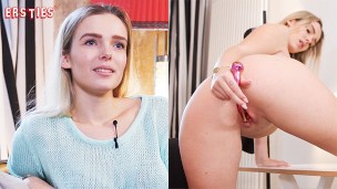 Ersties – Die blonde Sandy S macht es sich selbst mit einem G-Punkt-Dildo
