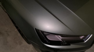 Шлюшка не боиться сосать член на первом свидании в публичных местах